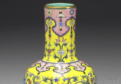 图片[2]-Mallet-shape vase in yang-ts’ai enamels with painted pattern of flower brocade on yellow ground 1742 (Ch’ien-lung reign)-China Archive